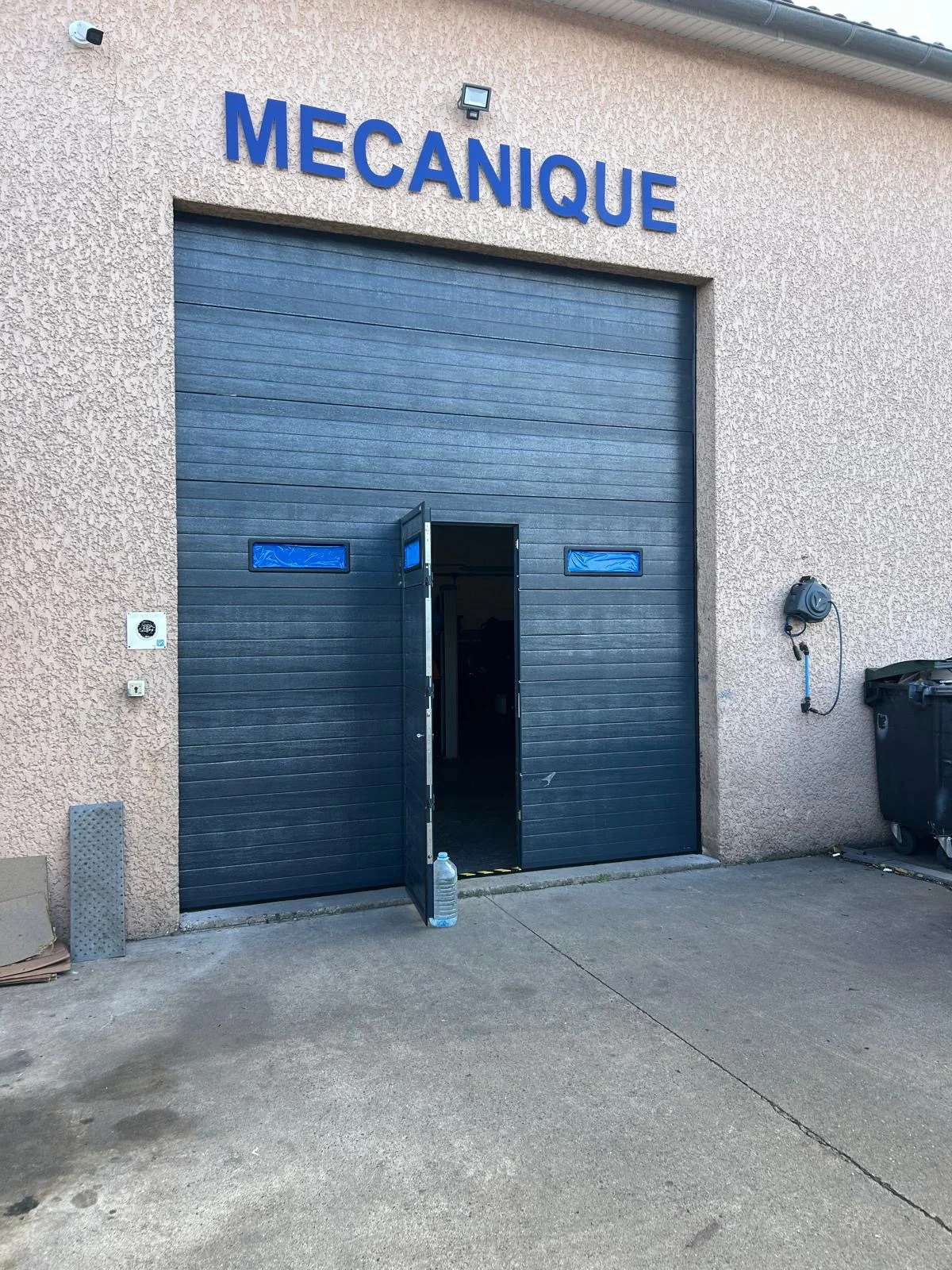 Installation porte sectionnelle dans le Paris 3eme - pose