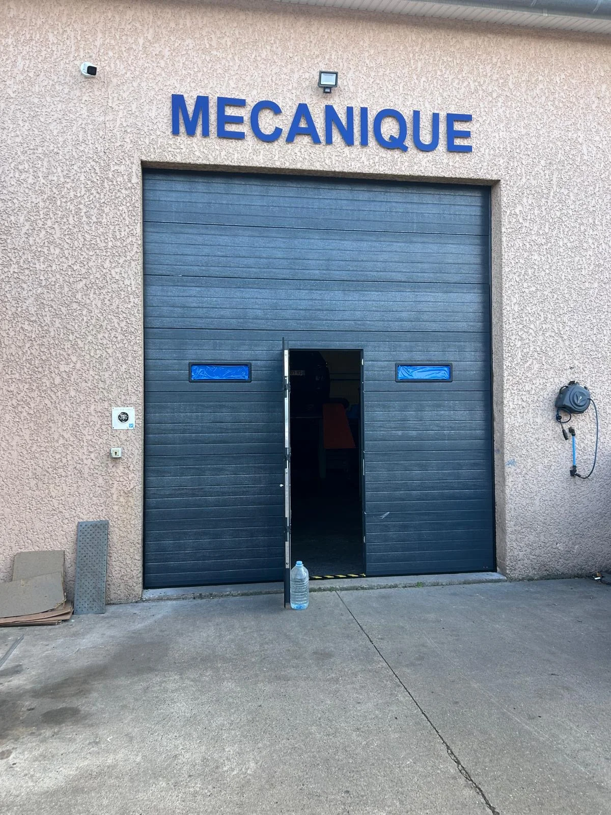 Porte sectionnelle sur mesure garage residentiel parisien